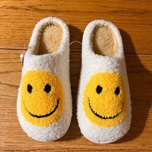 NWT Smiley Slippers - Women’s Size 9-10